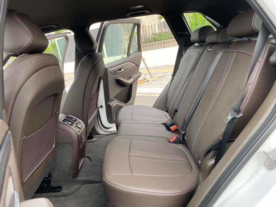 Giá Xe VinFast Lux SA2.0 | Khoang hành khách khá rộng, để chân thoải moái