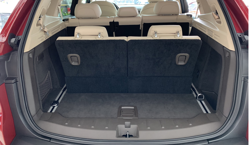 Giá Xe VinFast Lux SA2.0 | Khoang hành lý có thể được mở rộng khi gập hàng ghế thứ 3