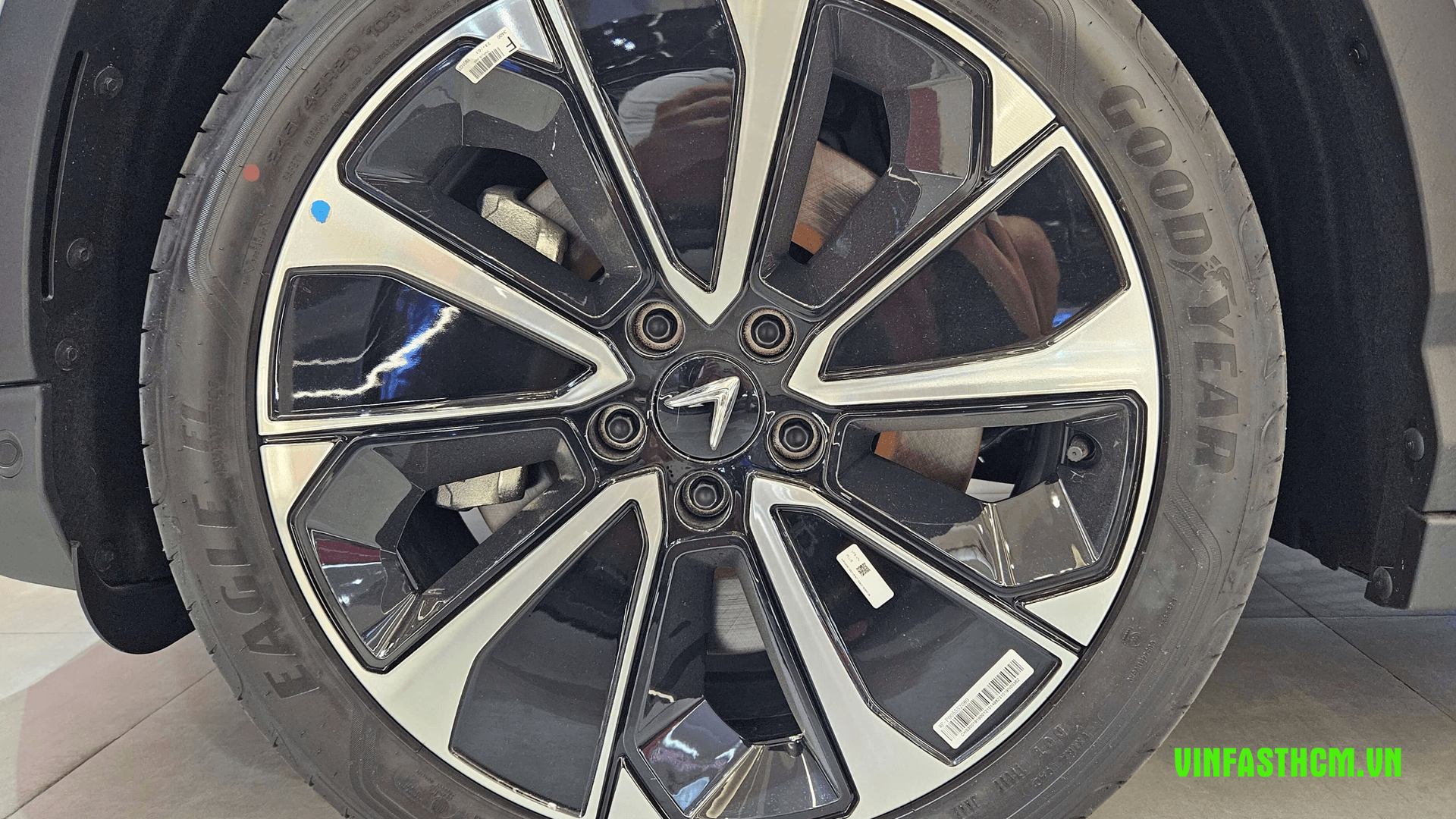 VinFast VF8 - Ảnh 10