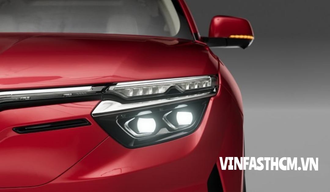 VinFast VF 8 Plus | phần đầu xe với dải đèn daylight LED kéo từ phần thân lồng ghép với logo chữ “V”
