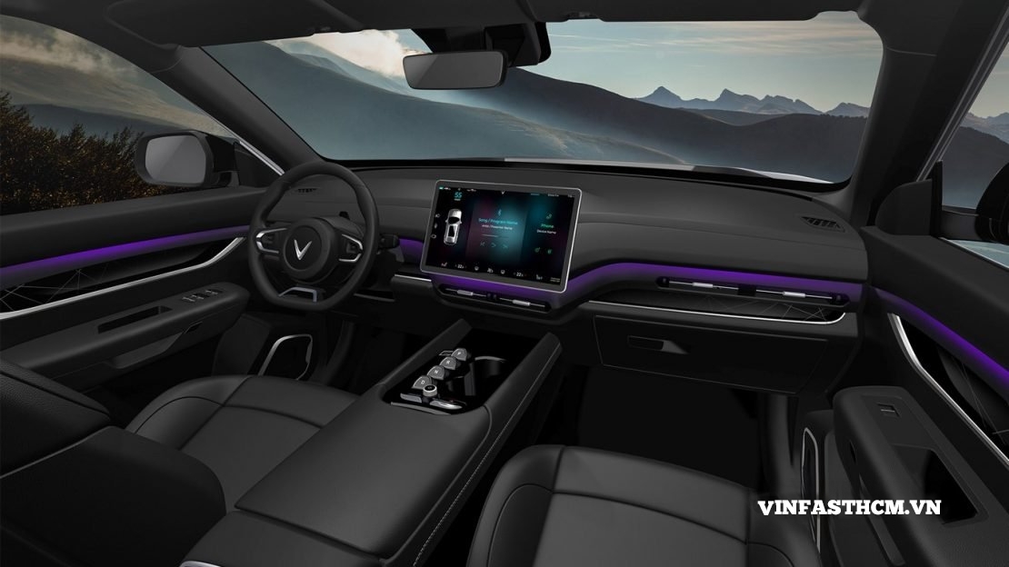 VinFast VF 9 Eco | Hệ thống điều khiển xe thông minh trên VF 9 cho phép thực hiện các chức năng trên xe qua giọng nói hoặc màn hình và điều khiển từ xa qua ứng dụng của VinFast. 