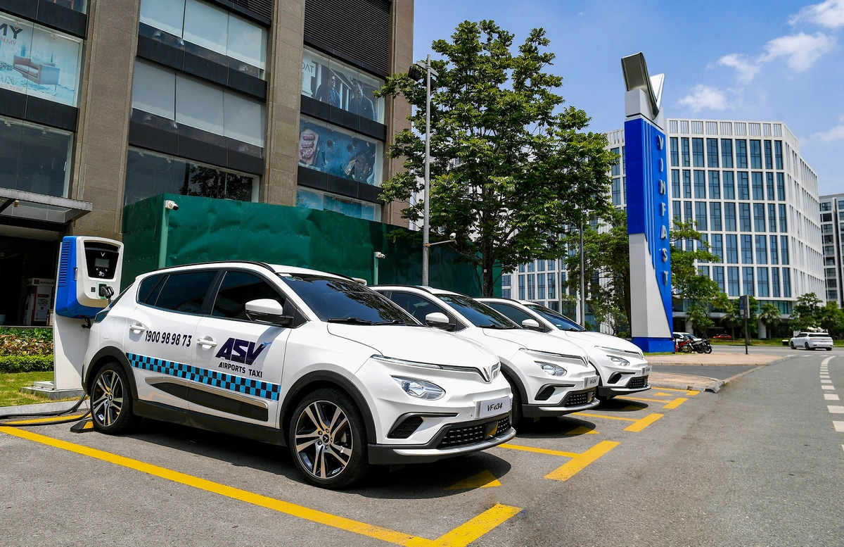 xe điện VinFast chạy dịch vụ tại sân bay
