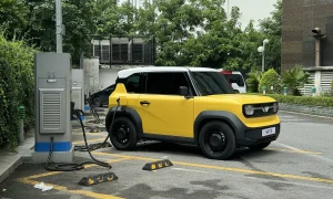 Người dùng sạc xe điện mini VinFast VF 3 đô thị