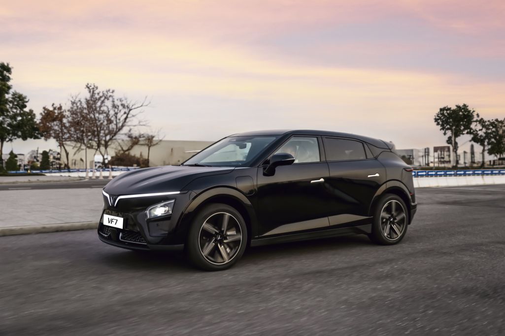 SUV điện Coupe VinFast VF 7 công nghệ trên đường cao tốc