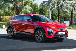 VinFast VF 7 công nghệ với thiết kế VinFast VF 7 SUV điện Coupe màu đỏ