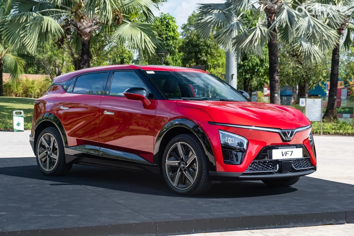 VinFast VF 7 công nghệ với thiết kế VinFast VF 7 SUV điện Coupe màu đỏ