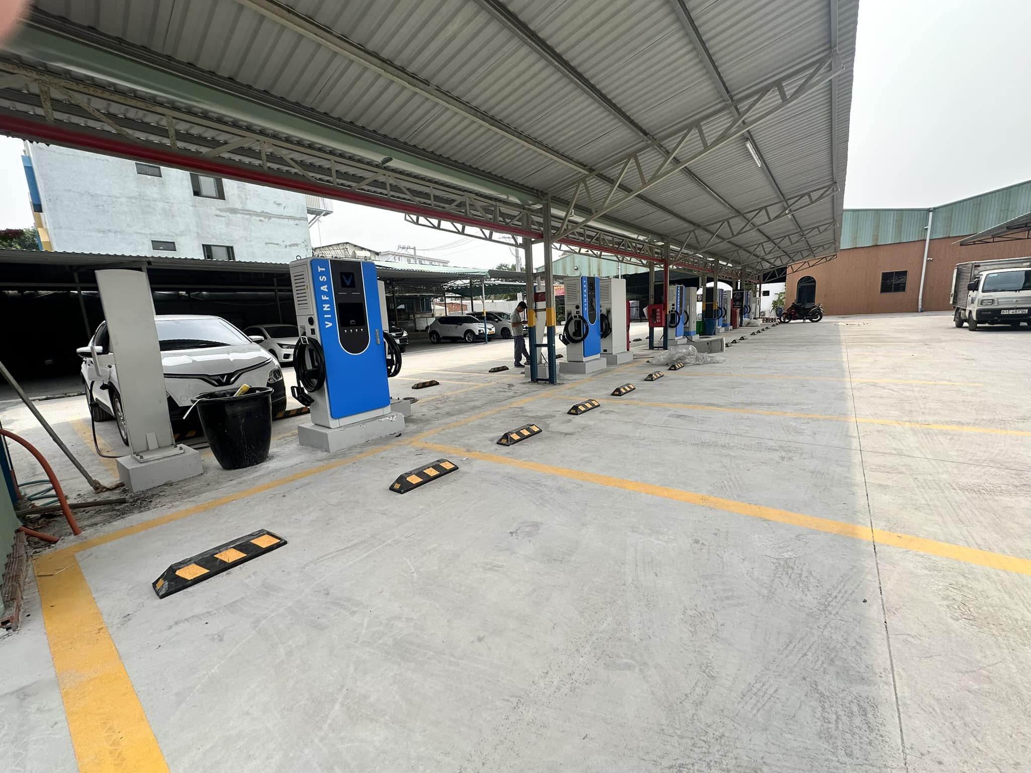 VinFast Minh Đạo Thuận An trang bị trụ sạc ngày Showroom