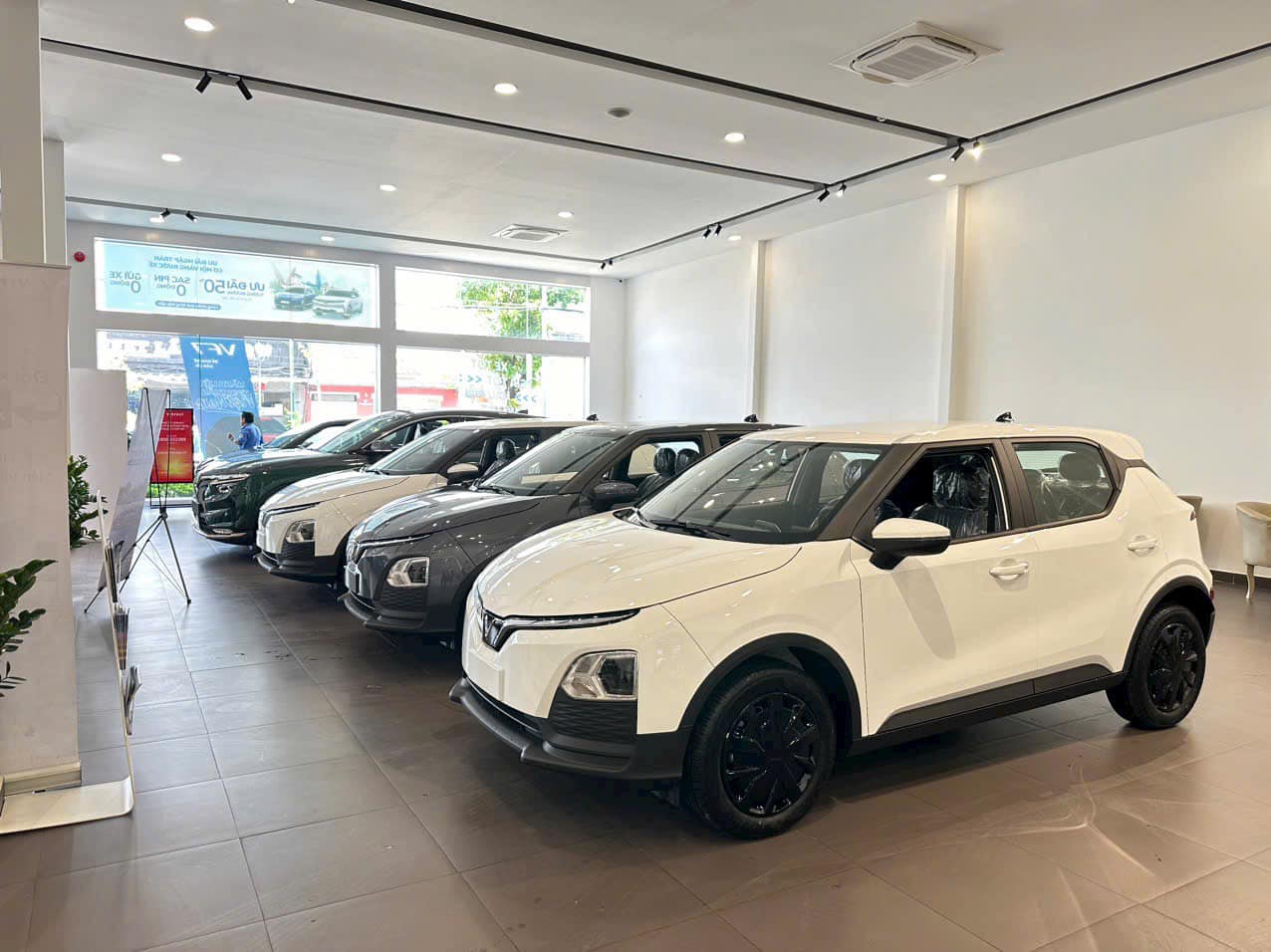 khu vực trưng bày xe tại VinFast Minh Đạo Royal City