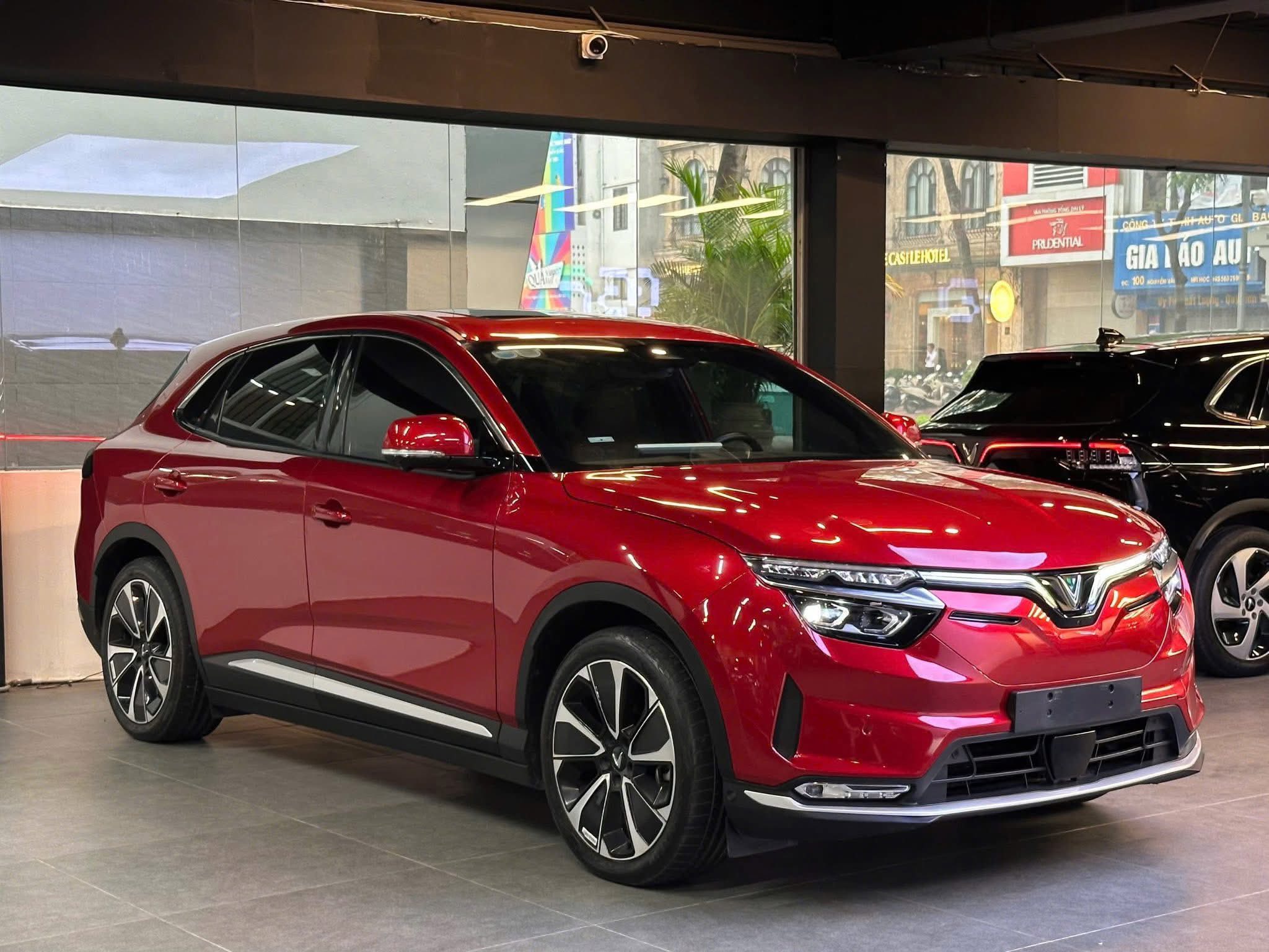 khu vực trưng bày xe tại VinFast Minh Đạo Hà Huy Giáp 