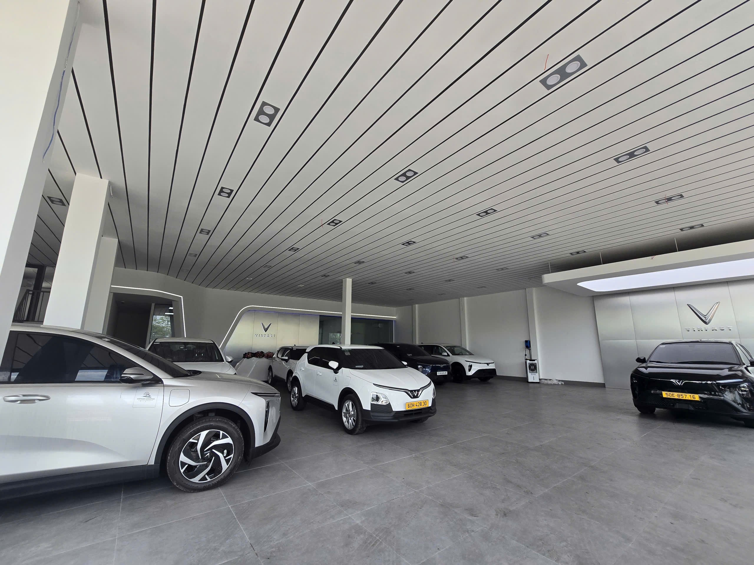 VINFAST PHẠM VĂN ĐỒNG NHỘN NHỊP KHÁCH NHẬN XE TRONG NHỮNG NGÀY ĐẦU HOẠT ĐỘNG